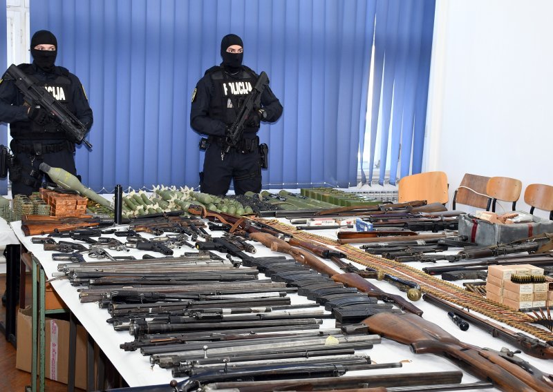U Sisku zaplijenjen golemi arsenal oružja i uhićeno sedmero ljudi
