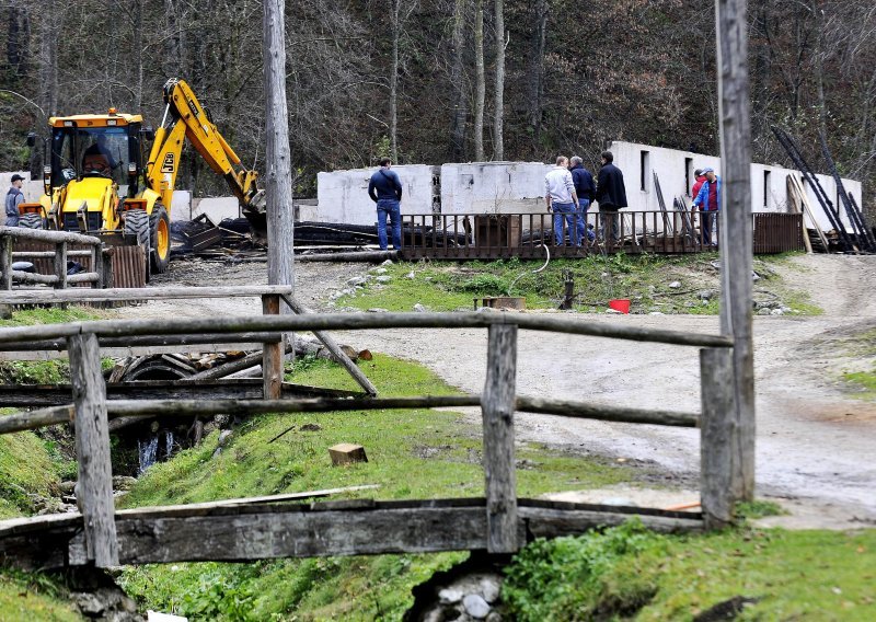 Gorjela vikendica u Lanišću