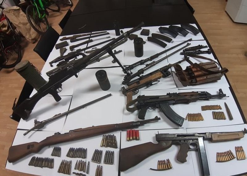 Pogledajte kakav je arsenal oružja policija zaplijenila kraj Bjelovara