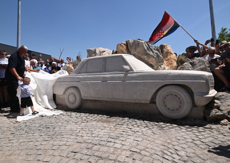 Otkriven spomenik simbolu Imotske krajine - Mercedesu