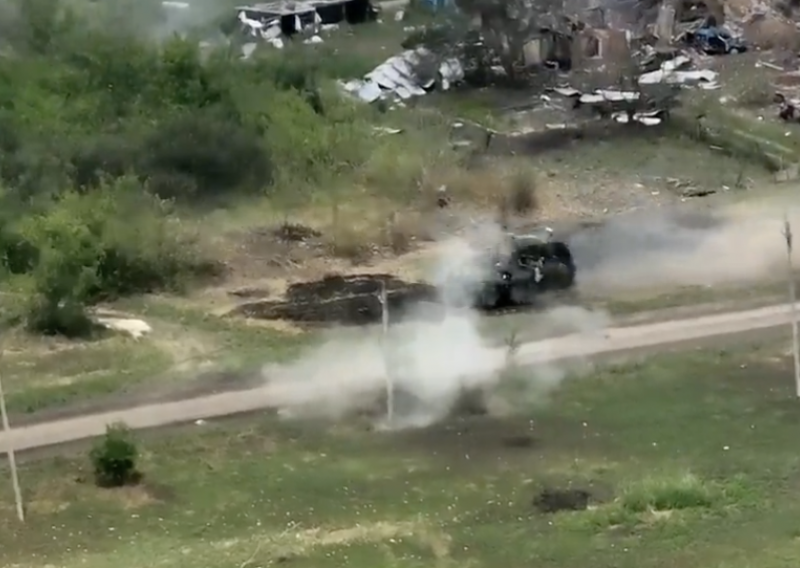 Ukrajinci objavili snimku direktne borbe M2 Bradleyja i ruskog oklopnog transportera