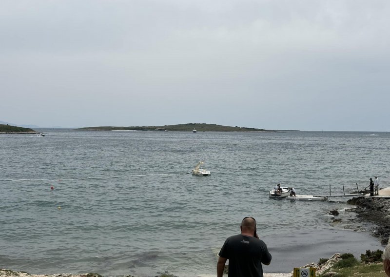 Ekološka katastrofa u Premanturi: Do obale stigla ogromna naftna mrlja