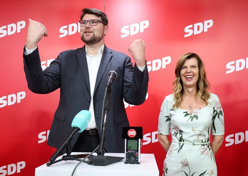 'SDP je živ!': Svi u totalnoj euforiji otpjevali stari evergrin