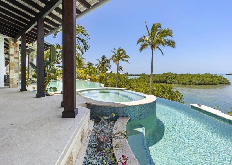 Ova vila s očaravajućim bazenom i pogledom savršena je za odmor iz snova