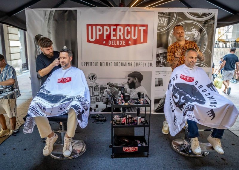 U centru Zagreba održan zabavni 'Uppercut Deluxe Barber Show': Okupljeni dobili priliku za besplatno šišanje i prigodne poklone