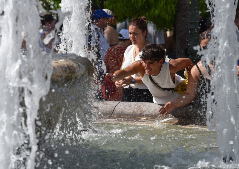 Toplinski udar u Grčkoj i Turskoj: Niz upozorenja i besplatna voda turistima