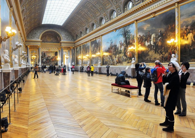 Buknuo požar u dvorcu Versailles, brzo ugašen, posjetitelji evakuirani