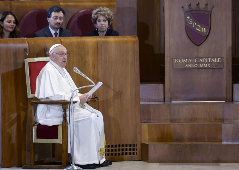 Papa ponovio vulgarnu riječ za LGBT osobe