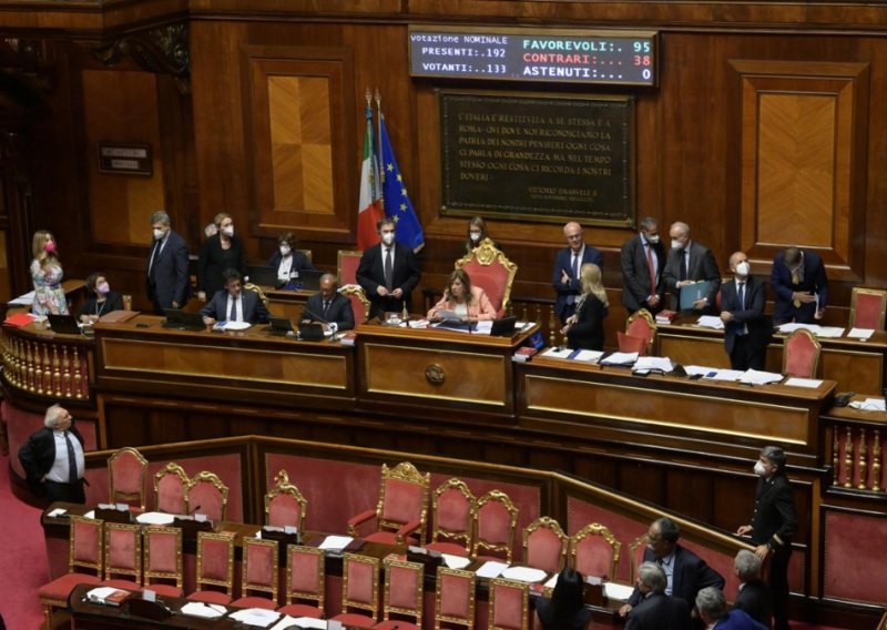 Kaos u talijanskom parlamentu: Zastupnik nakon tučnjave izveden u kolicima