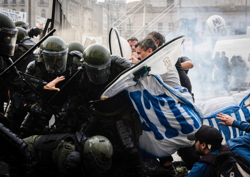 Bojno polje u Buenos Airesu, ljudi bacali benzinske bombe zbog 
reformi Javiera Mileija