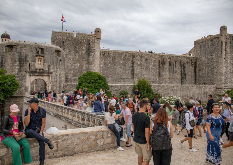 Dubrovnik otkazao javne površine za još 4 restorana: Zakupci moraju ukloniti stolove i stolice