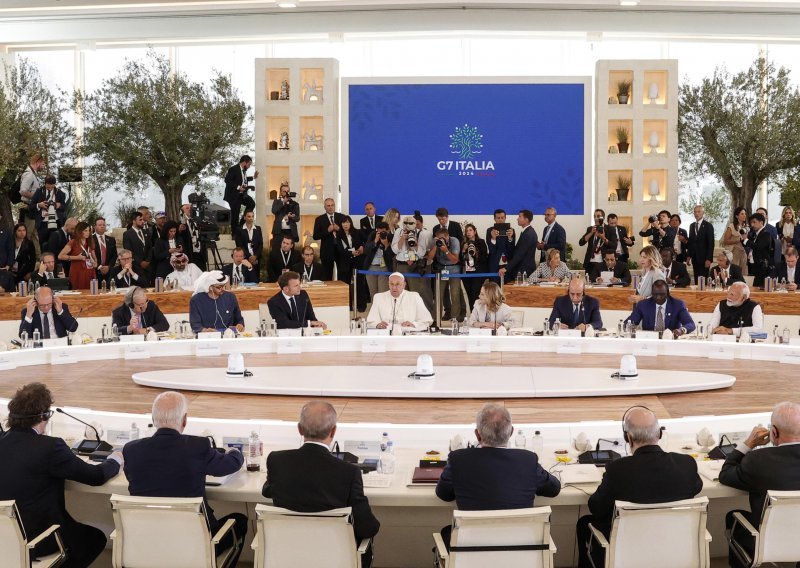 Papa Franjo stigao na samit G7; imao je jednu važnu poruku