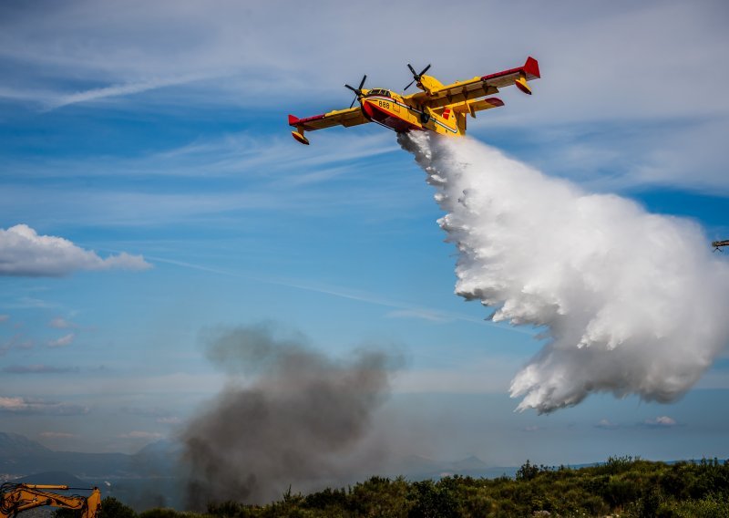 Veliki požar buknuo kod Trogira, gasilo ga 60 vatrogasaca s 22 vozila