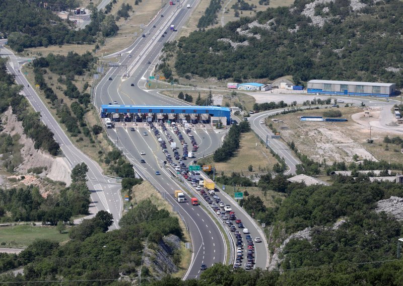 Prometna nesreća na autocesti; prema Rijeci jednim trakom