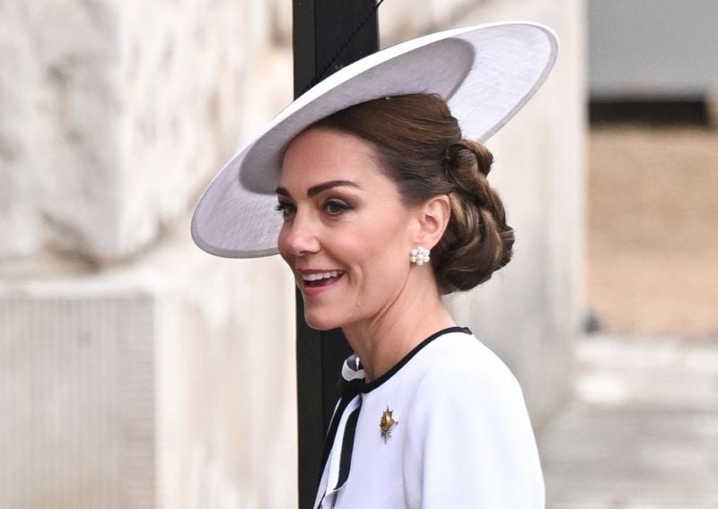 Kate Middleton u kreaciji omiljene dizajnerice, a boja haljine ima simboličnu poruku