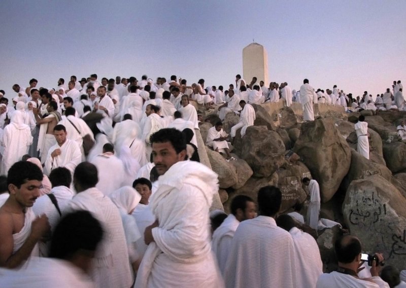 Unatoč visokim temperaturama mnoštvo vjernika na brdu Arafat