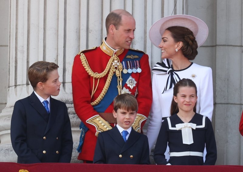 Trenutak koji se čekao: Kraljevska obitelj okupljena na balkonu palače