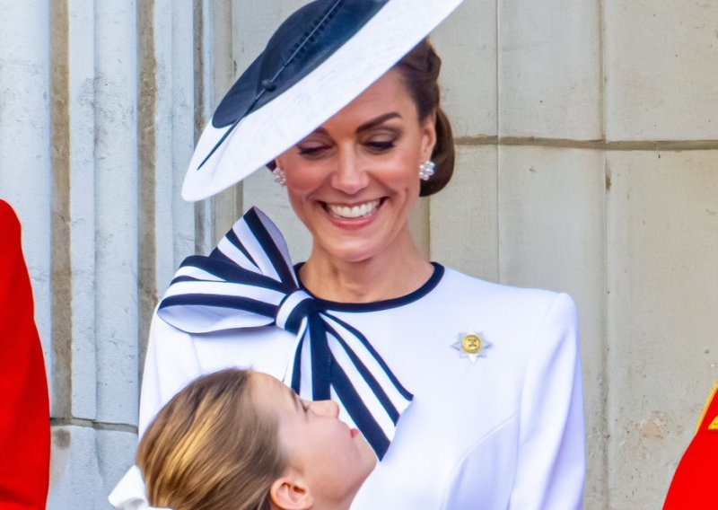 Rijetko emotivan trenutak: Kate Middleton nježno je mazila kćer na balkonu Palače
