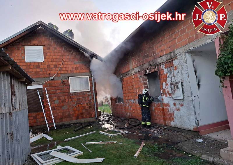 Eksplozija raznijela dio kuće kod Osijeka, vlasnik prebačen u bolnicu