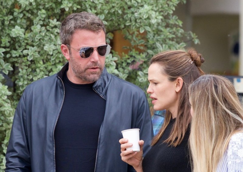 Dok mu Jennifer Lopez piše hvalospjev, Ben Affleck se provodi s Jennifer Garner