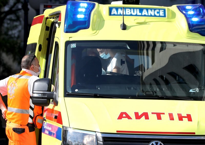 U Slavoniji se sudarili auto i vozilo hitne pomoći, četvero ozlijeđenih