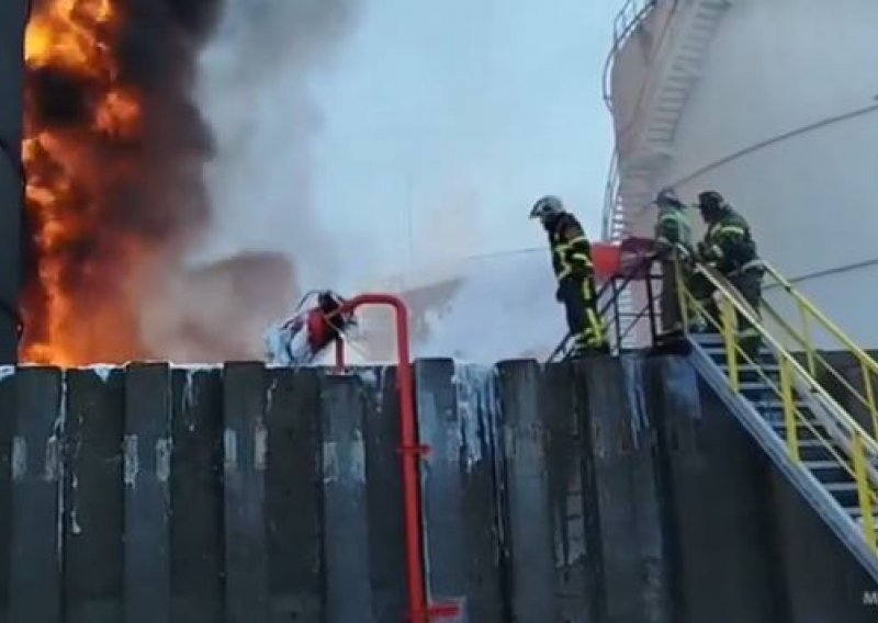 Žestoki napad dronovima na ruski grad, zapaljena skladišta nafte