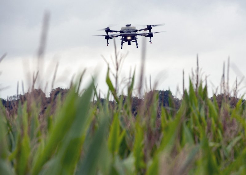 U 'digitalnom selu' Strizivojni predstavljena prva sjetva dronom