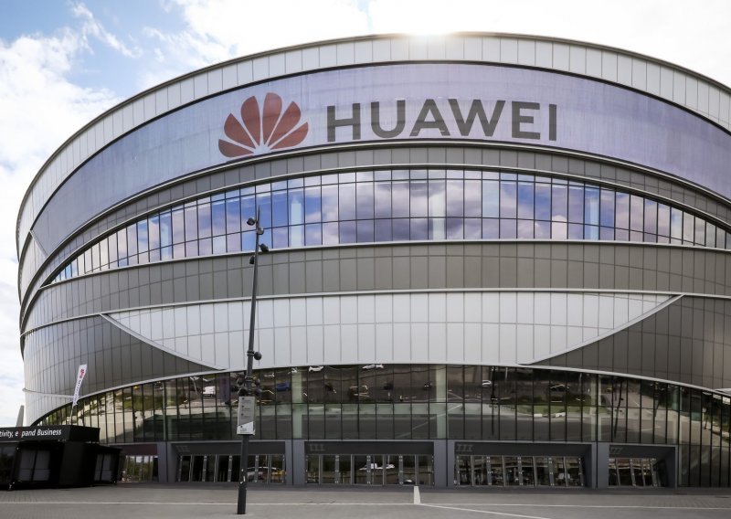 Kina Huaweijevim operativnim sustavom smanjuje ovisnost o tehnologijama Zapada?