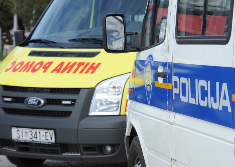 Pijani policajac izazvao prometni kaos u Kaštel Štafiliću, tri osobe ozlijeđene