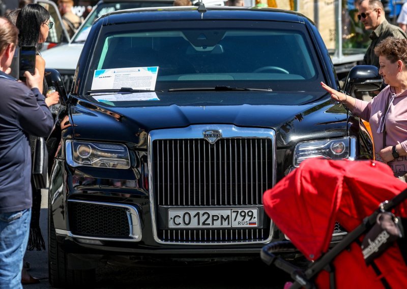 Putin Kimu poklonio luksuznu rusku limuzinu, set za čaj i admiralski bodež