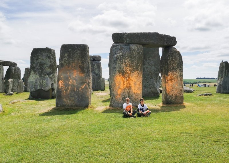 Prosvjednici za zaštitu okoliša sprejom obojili britanski Stonehenge