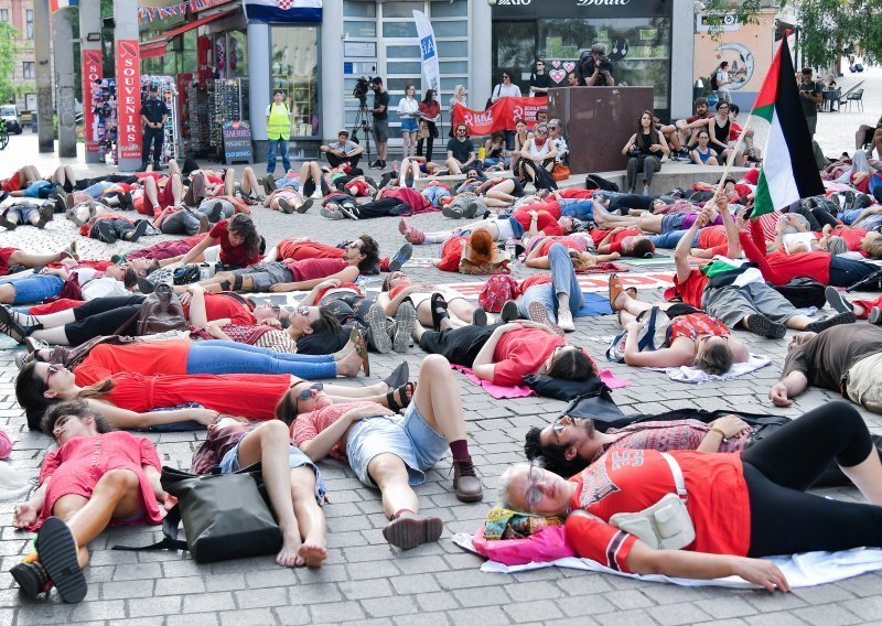 Prosvjednici ležeći u središtu Zagrebu predstavljali ubijene u Pojasu Gaze