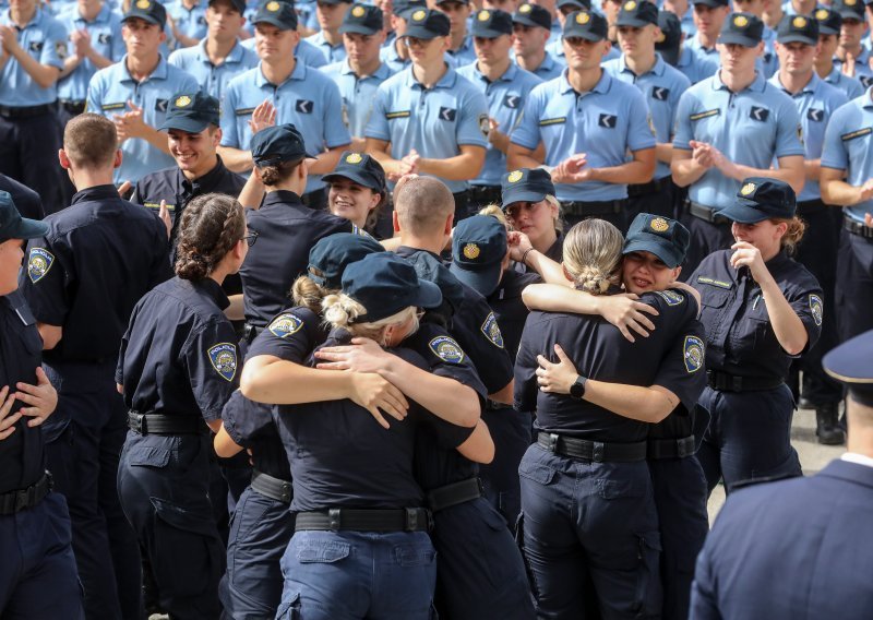 Učenici Policijske škole Josip Jović položili prisegu, dodijeljene nagrade najboljima