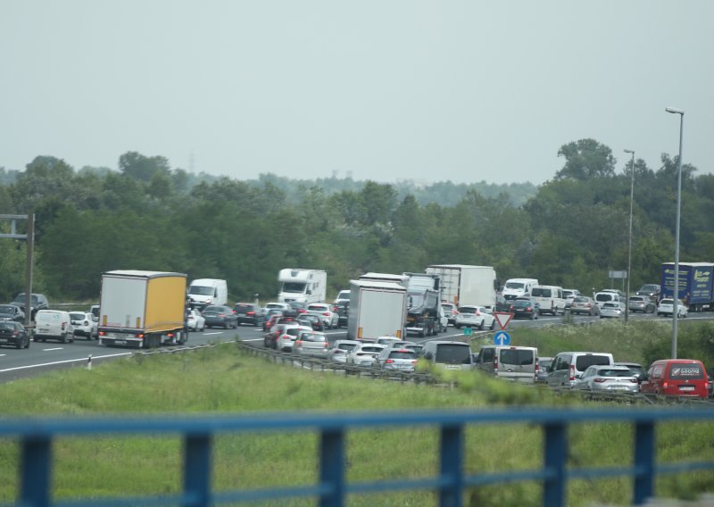 Počele gužve prema moru, na Lučkom kilometarska kolona