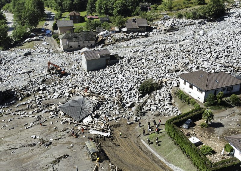 Troje zatrpano u odronu kamenja, jedna žena spašena