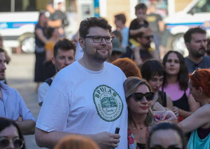 U Puli prvi put održana Povorka ponosa, pogledajte tko je sve došao