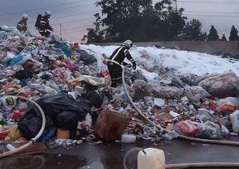 Kod Osijeka opet gorio plastični otpad, požar je lokaliziran