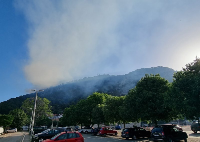 Vatrogasci probdjeli noć na požarištu na Hvaru, vatra stavljena pod kontrolu