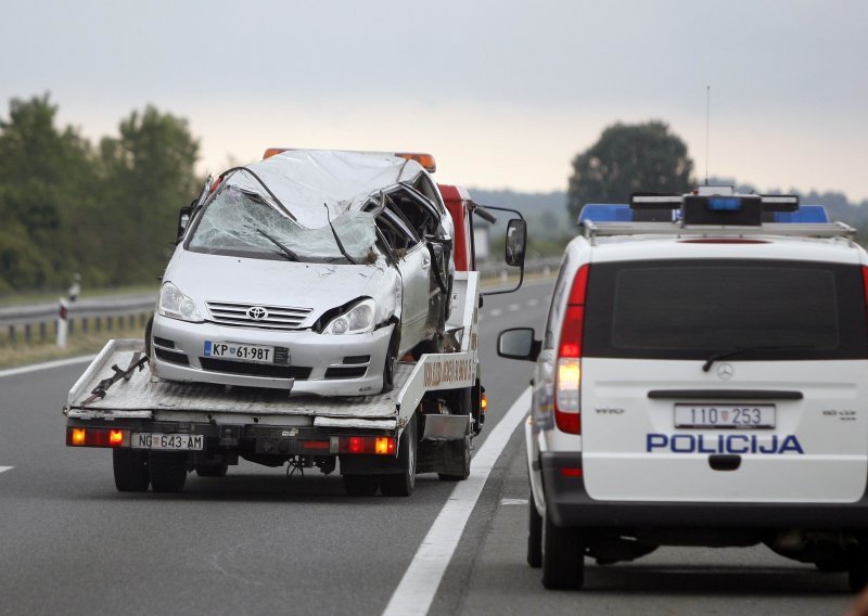 Tri osobe poginule kod Nove Gradiške, vozač se bori za život