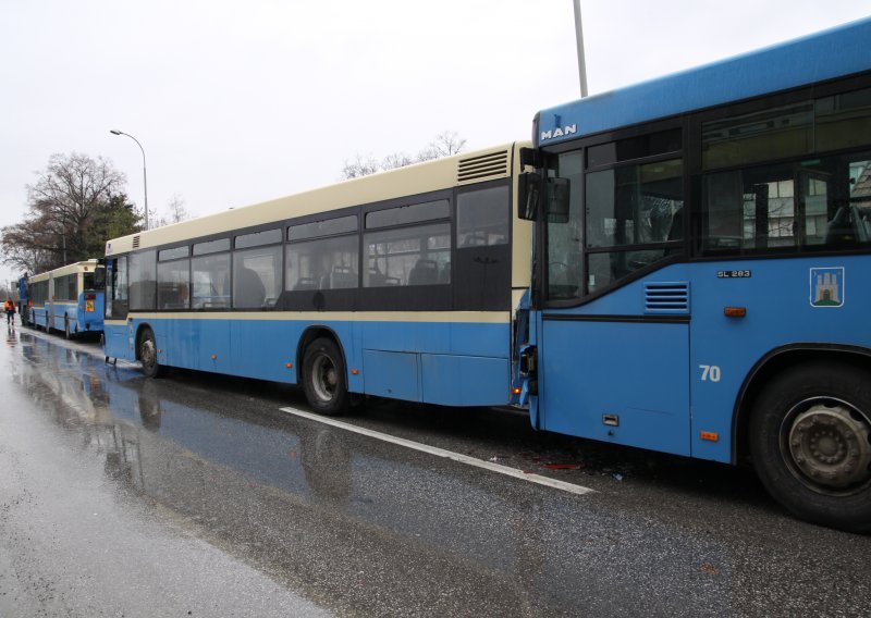 Osam ozlijeđenih u sudaru triju autobusa ZET-a