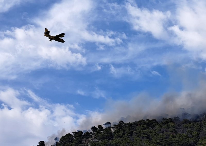 Veliki požar na brdu iznad Hvara lokaliziran, netko je digao ilegalni dron: Priveden je