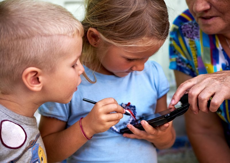 Roditelji, oprez: Prekomjerno korištenje mobitela kod djeteta razvija poseban oblik autizma