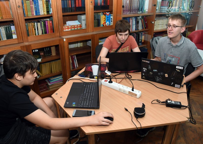 Robotički kamp u Kutini otvorio vrata učenicima iz čitave Hrvatske