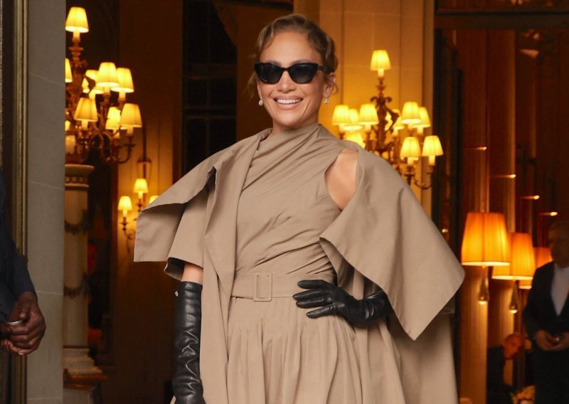 Ovo bi rijetko tko odjenuo ljeti, ali J.Lo izgleda fantastično. Ipak, jednom detalju svi se čude