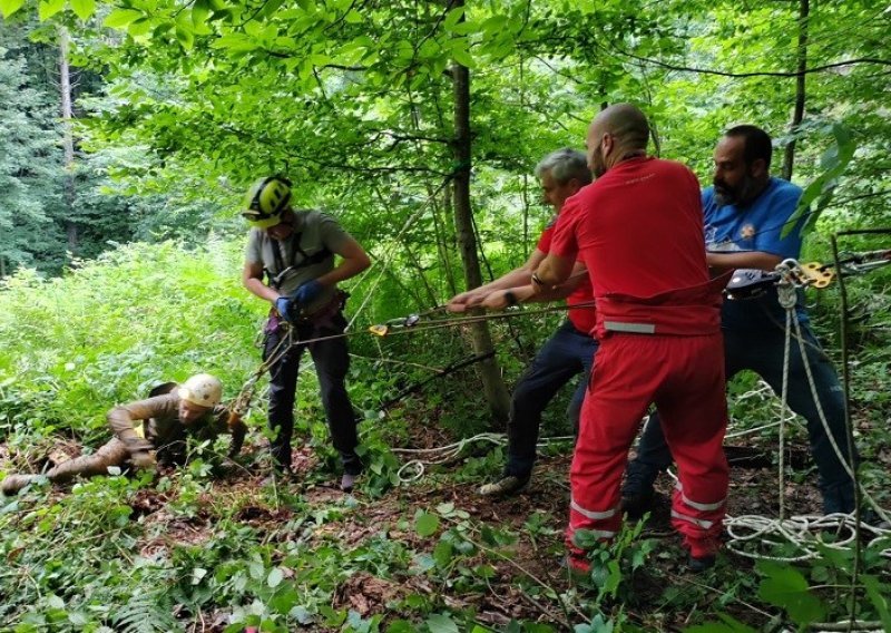 Pogledajte akciju spašavanja migranta iz rupe duboke 12 metara