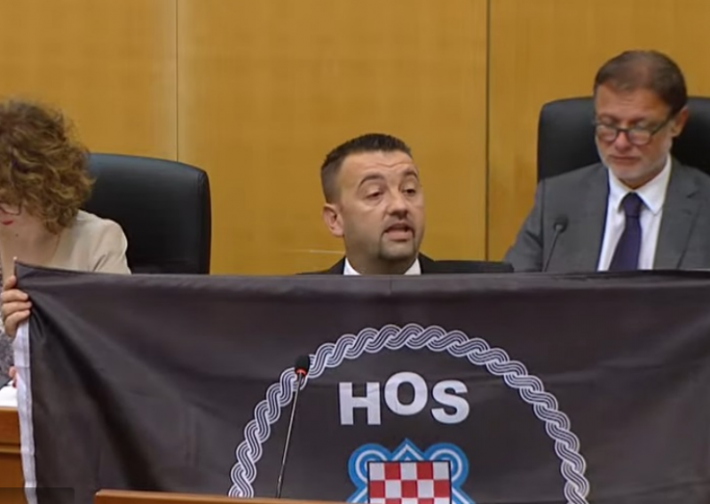 Pavliček u Saboru podigao HOS-ovu zastavu: 'Imamo dvostruke aršine'