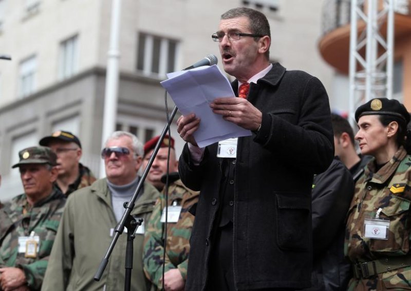 Upoznajte pjesnika žestoke retorike kontra vlasti i ćirilice