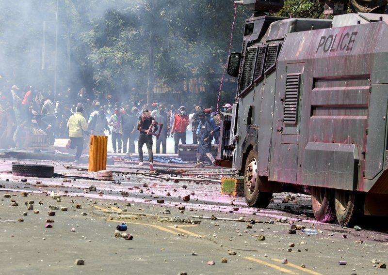 Obamina polusestra među prosvjednicima u Keniji, pogođena suzavcem: Pogledajte što se događa