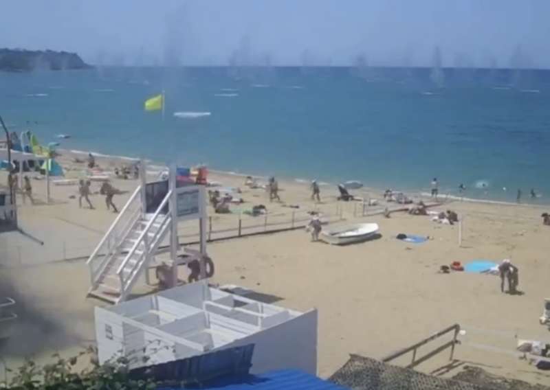 Pojavio se video s Krima: Ruski turisti bježe dok na plažu padaju projektili