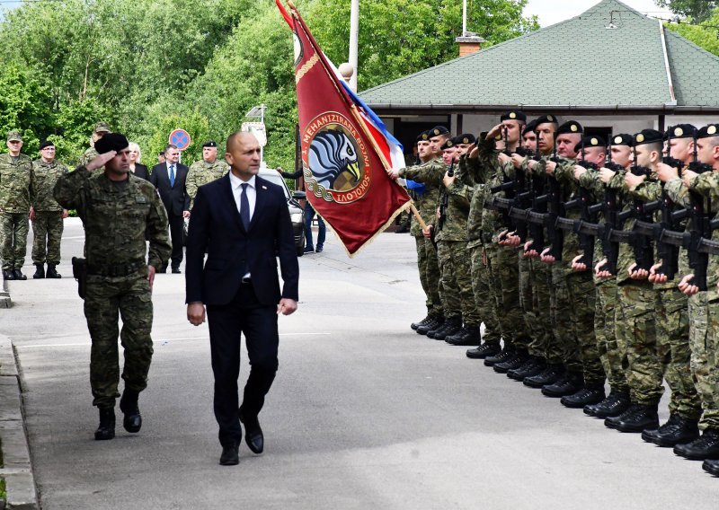 Hrvatska vraća obvezni vojni rok: 'Oni koji ne žele nositi oružje nosit će grablje i motike'